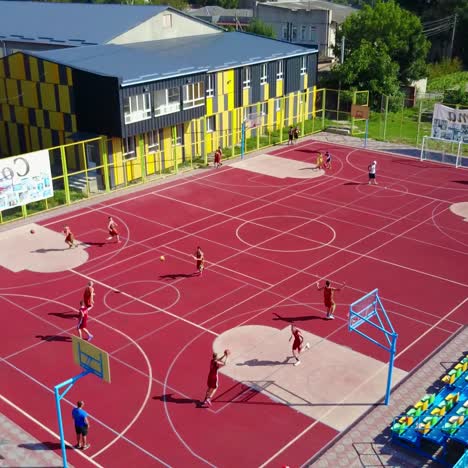 jugadores de baloncesto jugando al aire libre