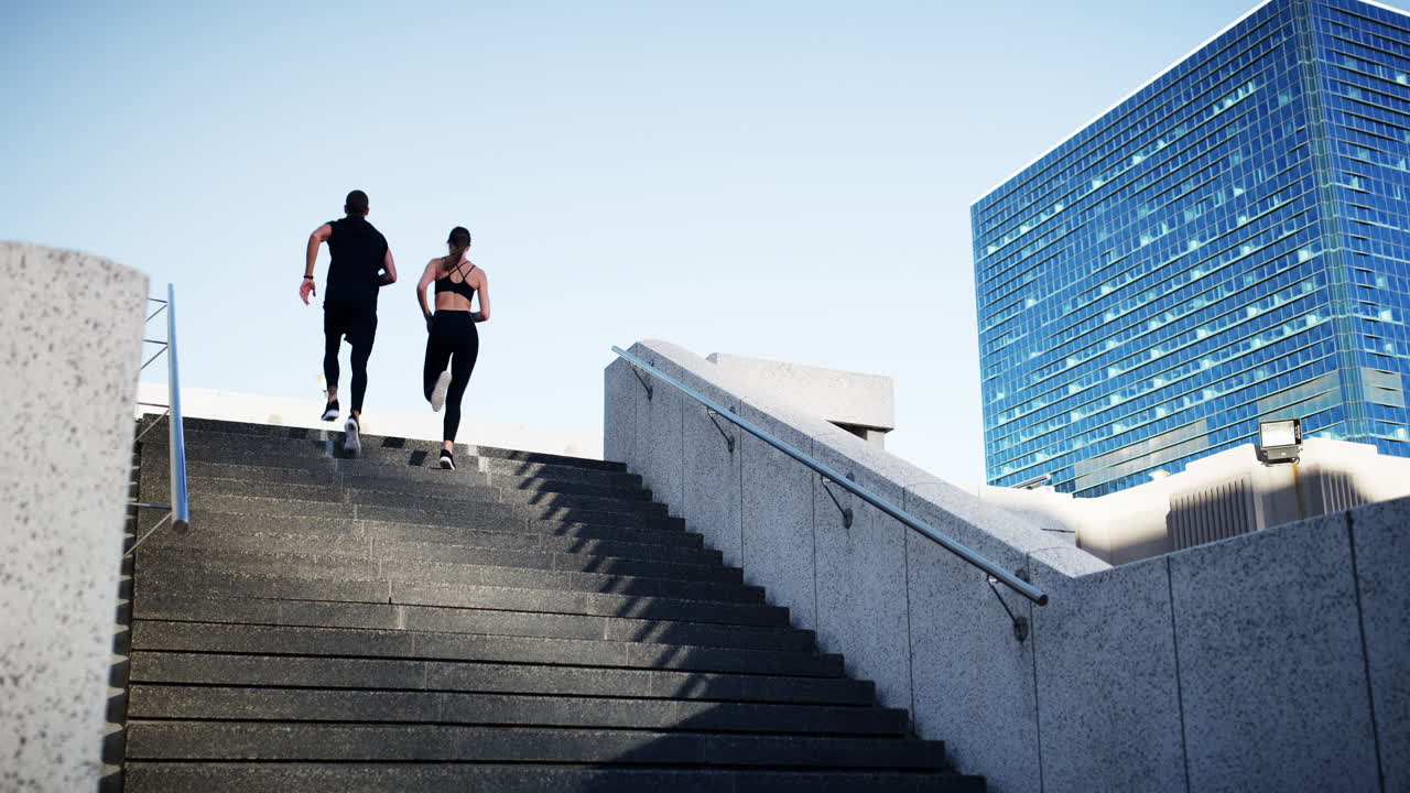 a cosas más grandes y mejores.