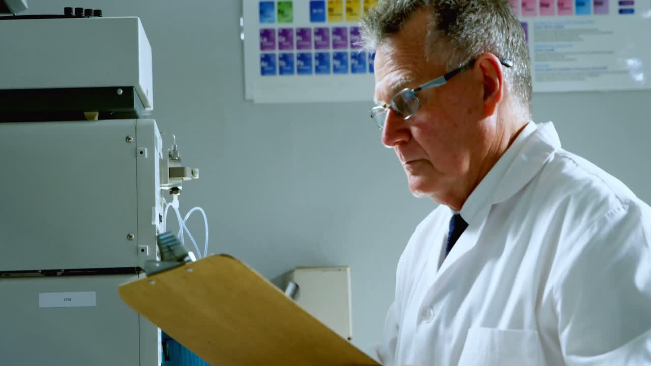 científico masculino escribiendo en el clipboard 4k