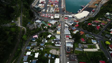 Contenedores-En-Port-Chalmers-En-Dunedin,-Nueva-Zelanda---Toma-Aérea-De-Drones