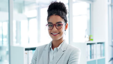 Sonrisa,-Cara-Y-Mujer-De-Negocios-En-La-Oficina