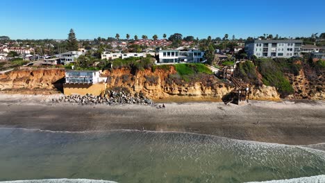 Toma-De-La-Costa-De-San-Diego---Video-Aéreo-De-Drones-De-Acantilados-Naturales-Con-Vista-Al-Océano-Pacífico-Que-Ofrece-Vistas-De-La-Costa-En-Encinitas-California