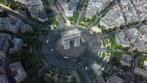 Luftaufnahme-Hoch-über-Dem-Berühmten-Wahrzeichen-Arc-De-Triomphe-In-Paris,-Frankreich
