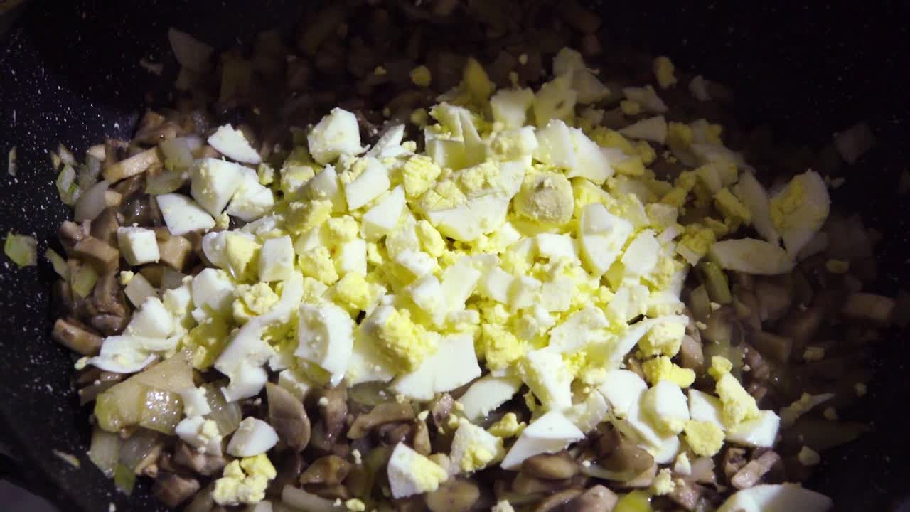 cocinar huevos con setas y cebollas