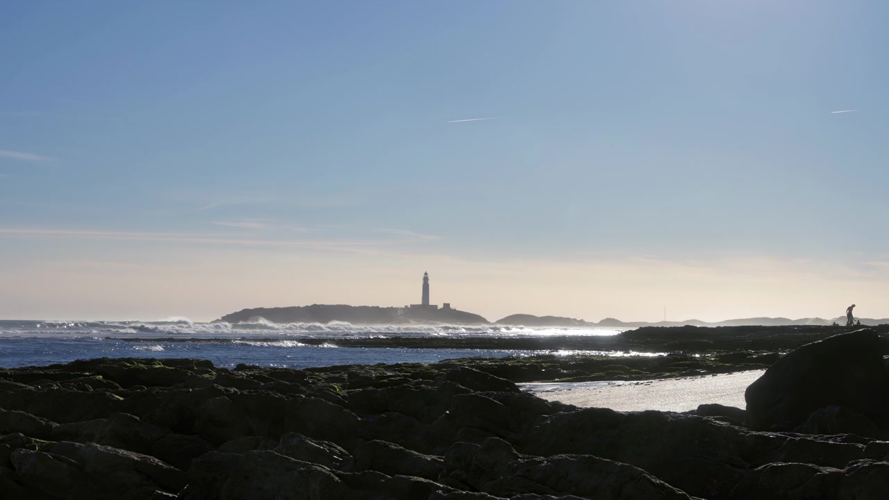Costa di Trafalgar con la silhouette del faro sullo sfondo, Cadice, Spagna