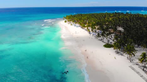 Die-Schönheit-Des-Türkisfarbenen-Ozeans-Und-Des-Endlosen-Horizonts-Von-Punta-Cana,-Die-Essenz-Der-Ruhe-Und-Entspannung-Der-Karibik