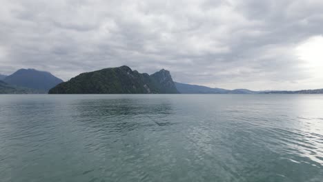 Hermoso-Paisaje-Del-Lago-Lucerna-En-Suiza,-Vuelo-Aéreo-De-Drones-Sobre-La-Superficie-Del-Agua