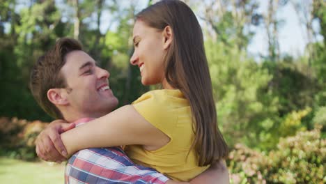 feliz pareja caucásica en el jardín