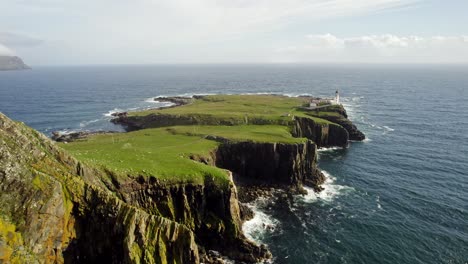 Der-Warme,-Sonnenbeschienene-Klippenrand-Zeigt-Luftaufnahmen-Am-Neist-Point-Lighthouse,-Schottland