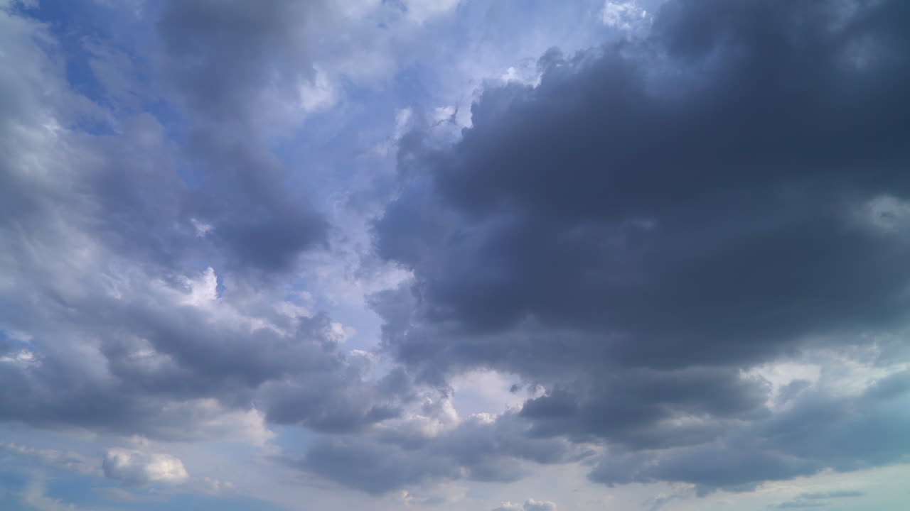 강렬하고 불길한 폭풍 구름이 위로 위협적으로 모입니다.