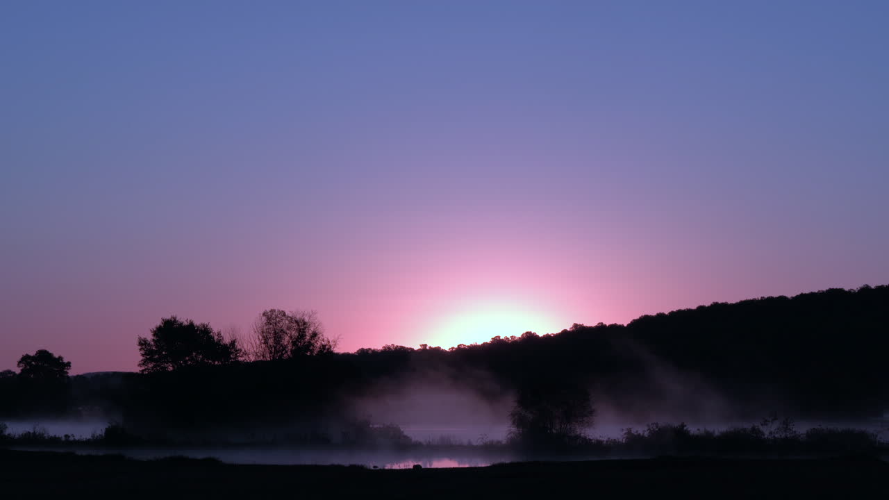 la belleza de un amanecer sobre el área de manejo de vida silvestre de middle creek en pennsylvania
