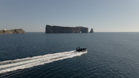 Barco-Zodiac-Pasando-Frente-A-La-Famosa-Roca-Perce