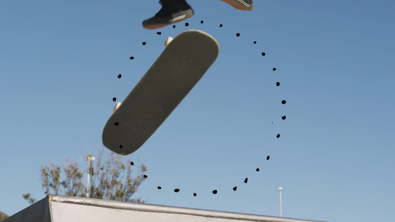 Skater pria melakukan 'pop tail' di ramp, meluncur dan mendarat, dengan overlay lingkaran putus-putus menandai trik olahraga.