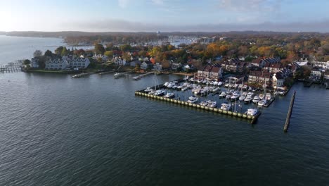 muelle deportivo con barcos en annapolis, maryland