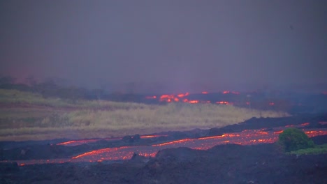 位於夏威夷大島的基拉烏亞火山 (kilauea volcano) 爆發了巨大的<unk>岩流