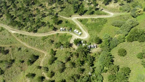 Vista-Aérea-De-Drones-De-Un-Hermoso-Cementerio-En-Medio-Del-Bosque