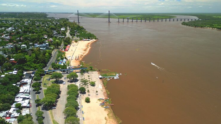 Rosario, Argentiina, Santa Fen maakunta, ilmakuva kaupungista dronella. Näkymät Paraná-joelle, La Florida.