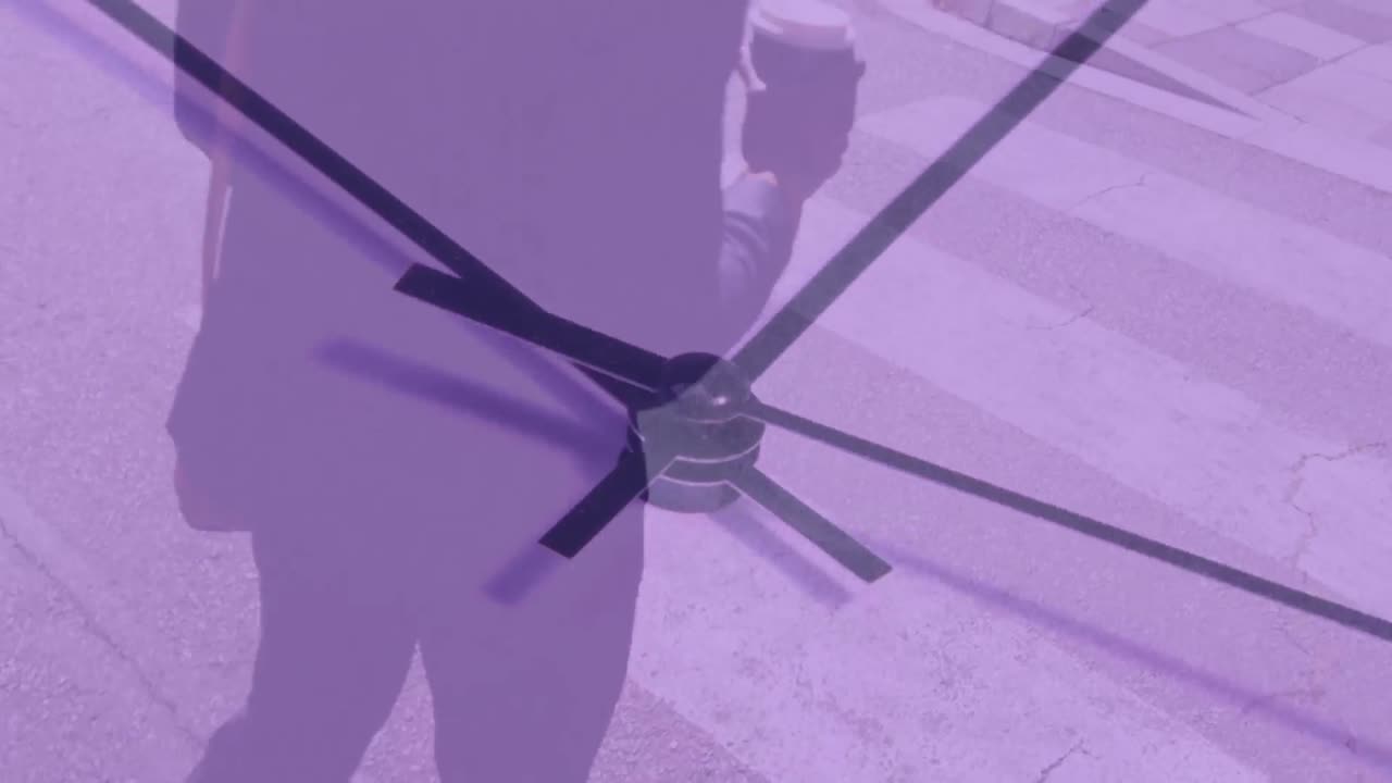 animación del reloj sobre personas que caminan por la calle