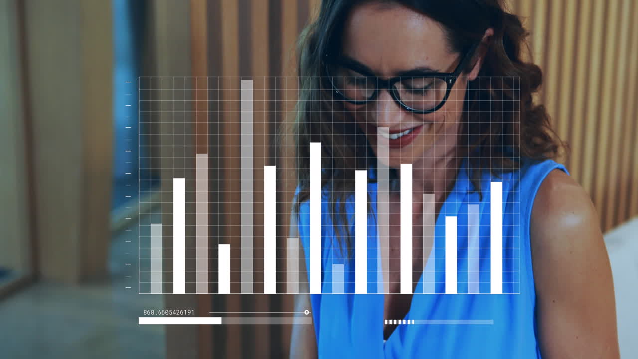 animación de gráfico, carga de barras sobre mujer biracial sonriente escribiendo en el teclado de la computadora portátil