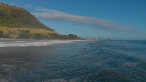 Antenne:-Surfer-Am-Strand-Von-Mount-Maunganui,-Neuseeland