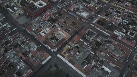 Vista-Aérea-De-Drones-De-Las-Calles-Y-Casas-De-Una-Ciudad-Colonial,-Antigua-Guatemala