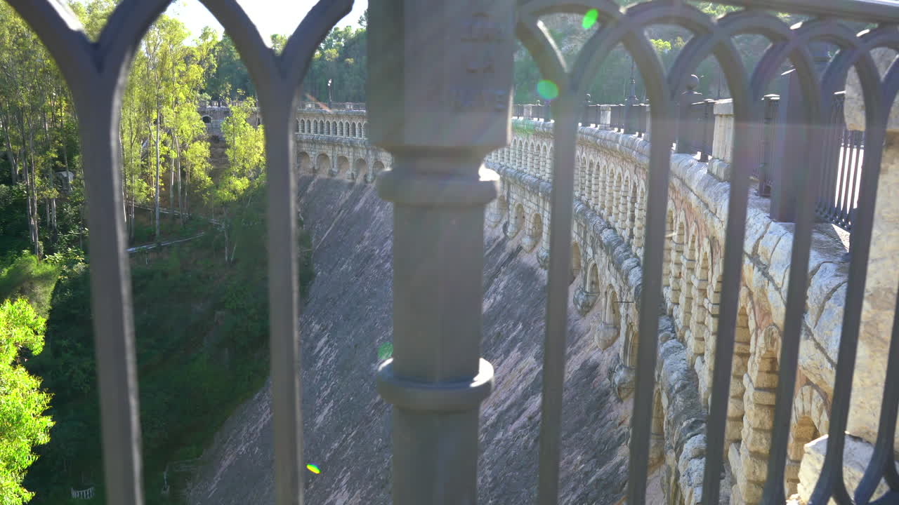 스페인의 "엘 초로" 호수에서 물을 막고 있는 오래된 댐, 오래된 스페인 건축, 철제 난간을 통해 보는 흥미로운 샷