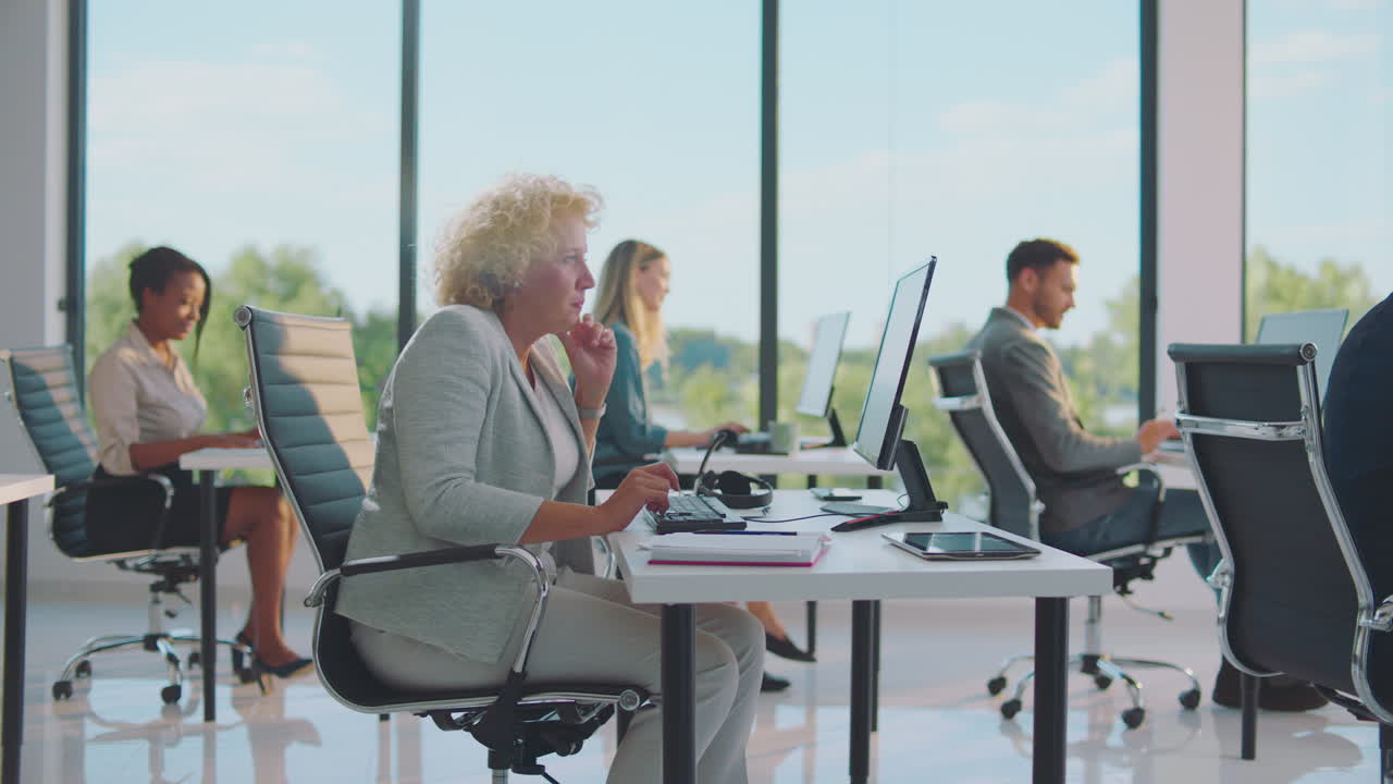 현대적인 사무실에서 일하는 비즈니스 팀