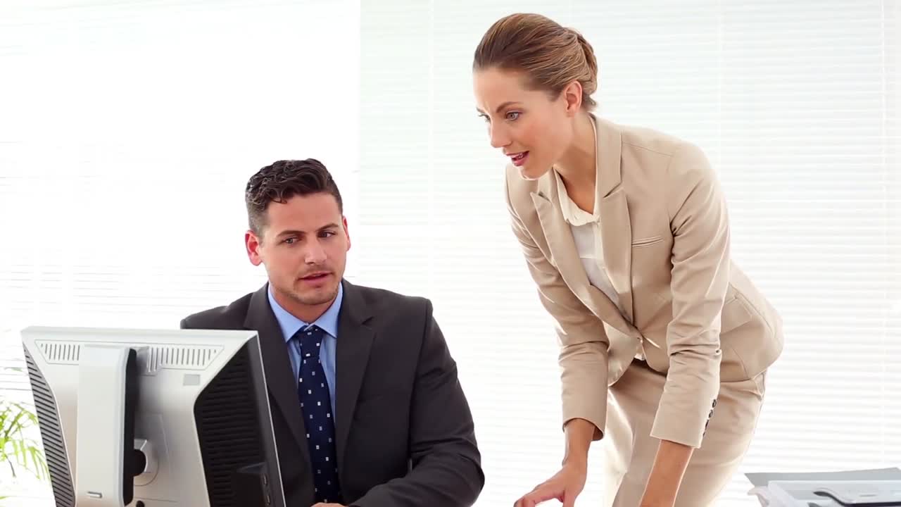 Empresário mostrando algo a um colega na mesa
