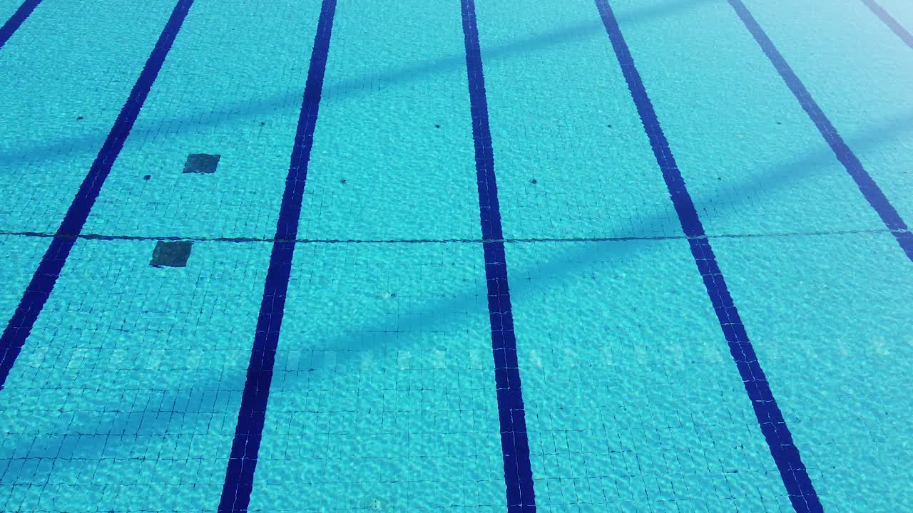 Droneoptagelse, der flyver over Costolis tomme swimmingpool på grund af coronaviruspandemien.