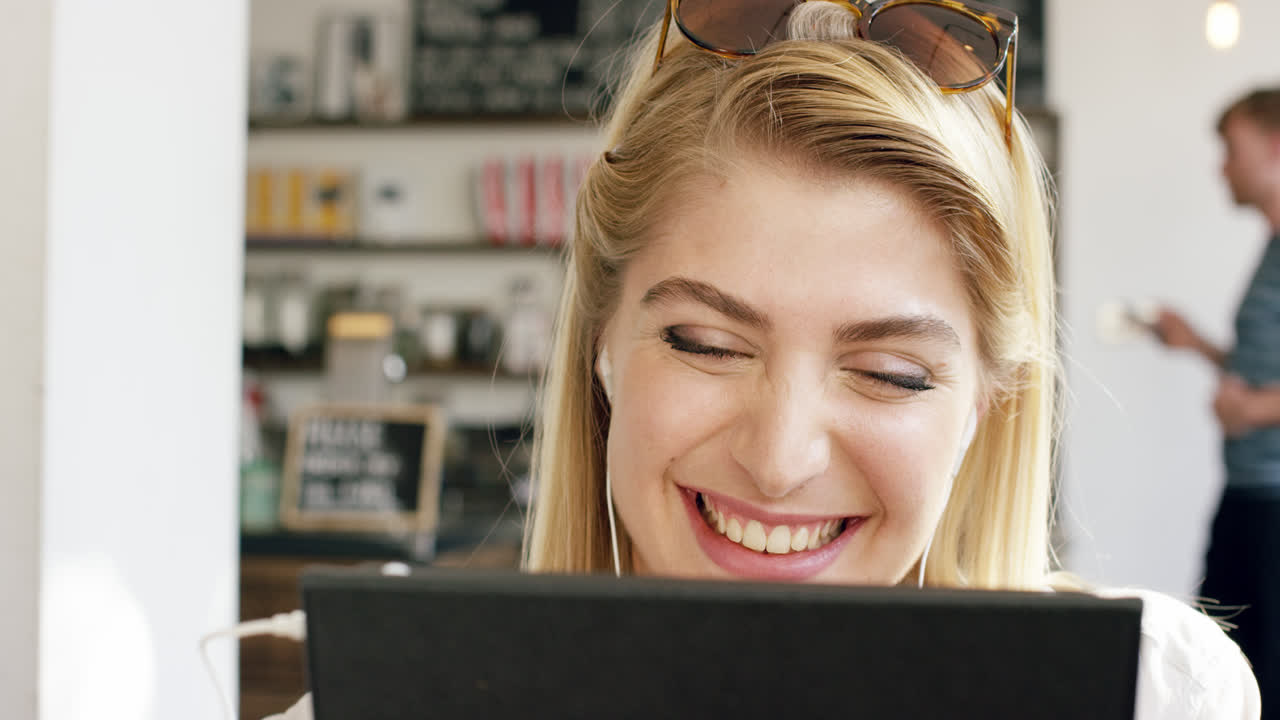 섹시한 여성 비디오 메시지 온라인 데이트 카페에서 장거리 관계