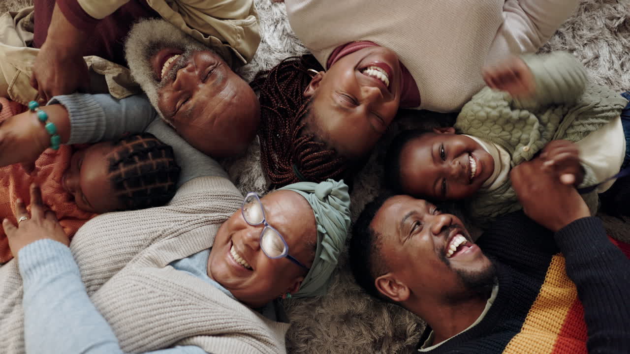 vista desde arriba de los abuelos, los padres