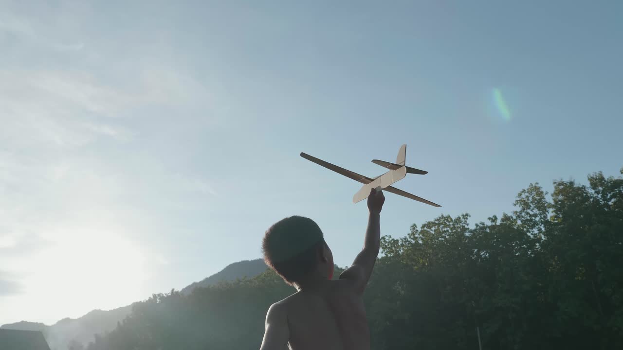 niño jugando con un avión de juguete