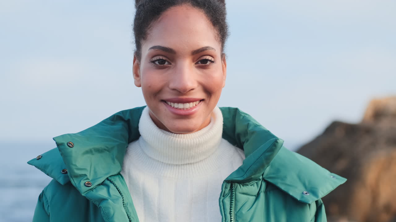 una chica afroamericana sonriente mirando a la cámara.