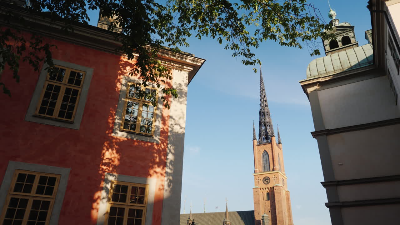 vista de la famosa iglesia con una aguja de hierro en estocolmo steadicam shot