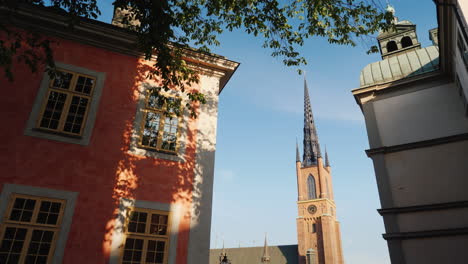 Blick-Auf-Die-Berühmte-Kirche-Mit-Eiserner-Spitze-In-Stockholm-Steadicam-Shot