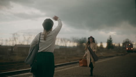 Mujer-Esperando-La-Estación-De-Tren.