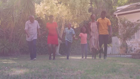 familia afroamericana de tres generaciones tomados de la mano preguntando juntos en el jardín