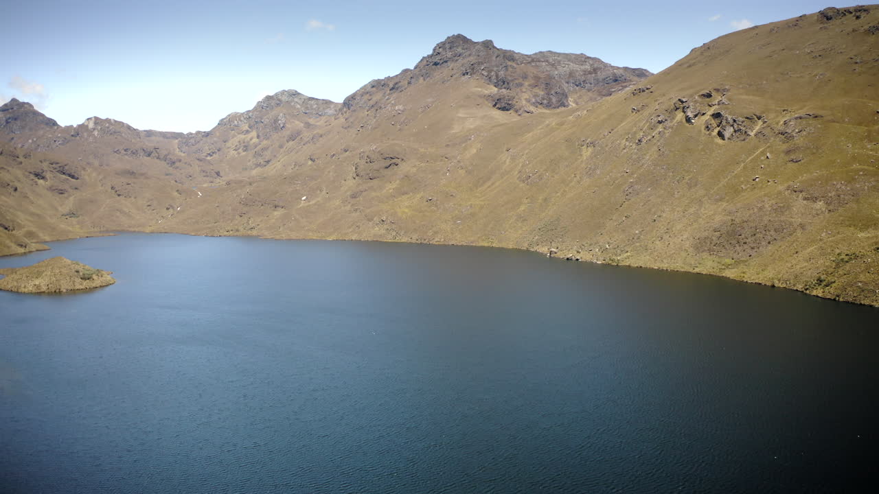 drone volando sobre las montañas de los andes y el lago en el parque nacional cajas, ecuador