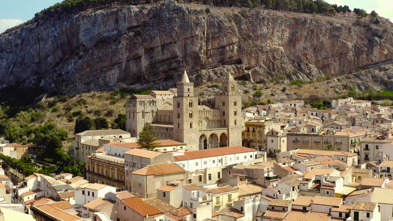 vista aérea de una ciudad con una catedral en italia