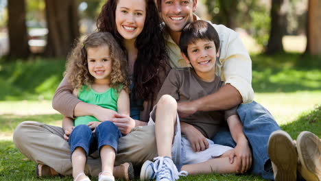 animação de família feliz sorrindo juntos ao ar livre