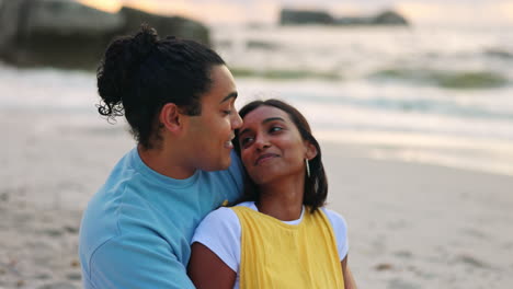 Amor,-Atardecer-Y-Una-Pareja-Besándose-En-La-Playa.