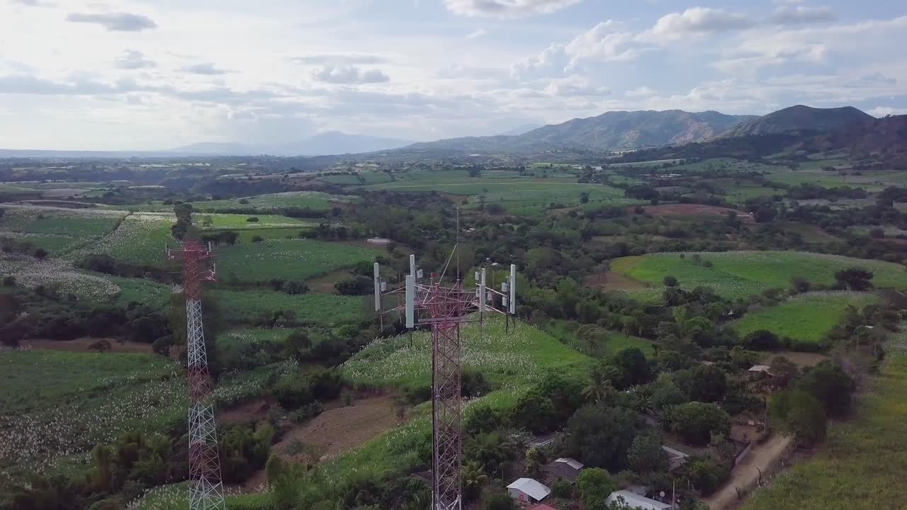 par de torres de telefonía celular en medio de un entorno rural en el salvador - orbital aéreo