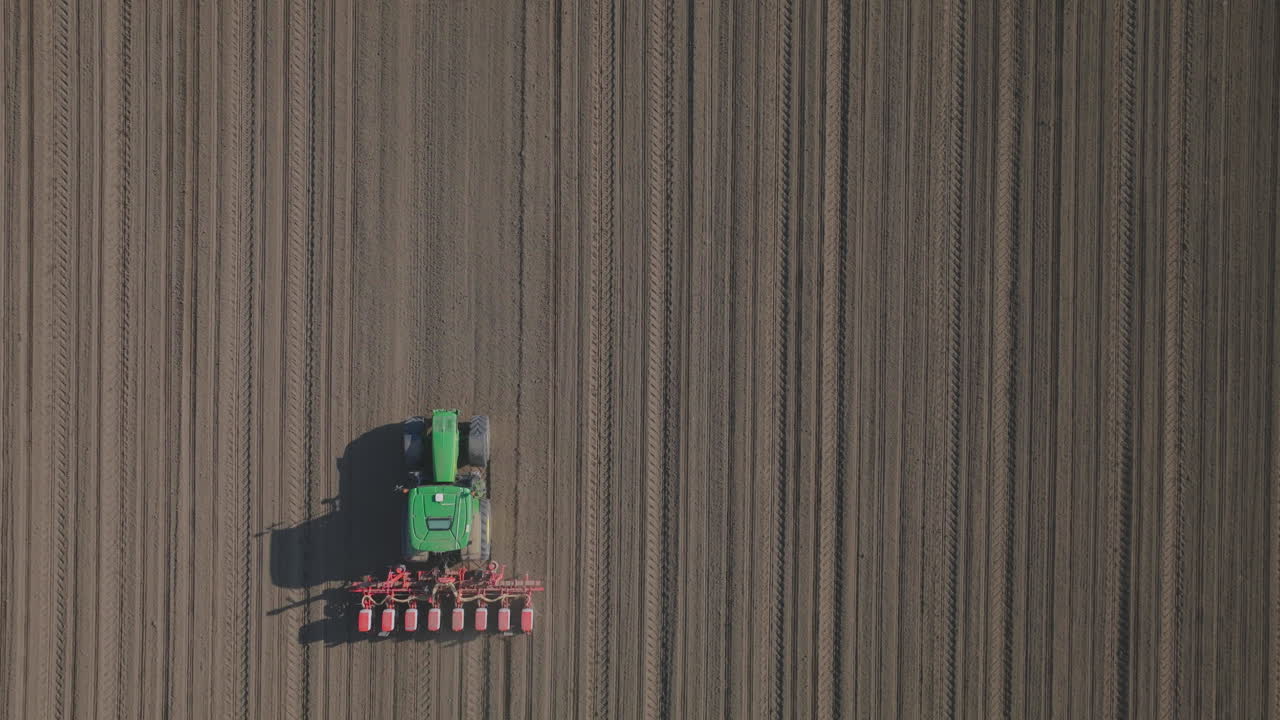 들판 에 씨 을 심고 있는 트랙터 의 공중 사진