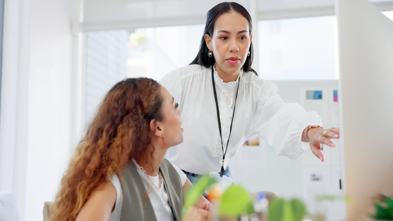 비즈니스 여성, 컴퓨터에 대한 사고와 팀워크