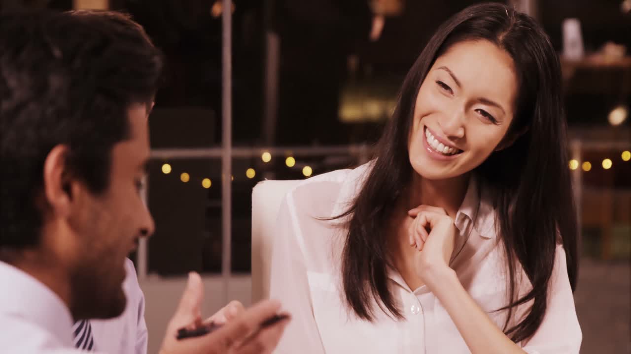 디지털 태블릿을 사용하는 사업가들