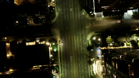 Große-Stadt-Bei-Nacht-Luftüberblendung-Mit-Blick-Nach-Unten