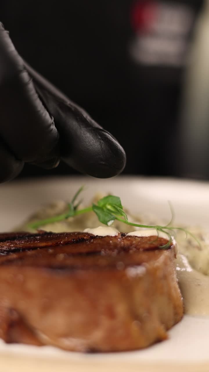 chef preparando un plato de bistec gourmet