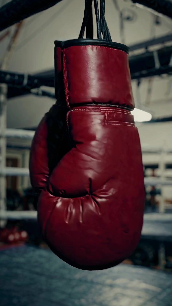 Guanti da boxe rossi appesi in un ring da boxe vuoto