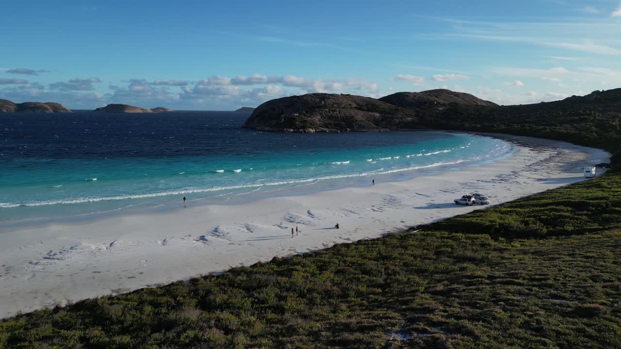 Vista aerea di persone che camminano lungo Lucky Bay Beach nell'Australia Occidentale in una giornata di sole.