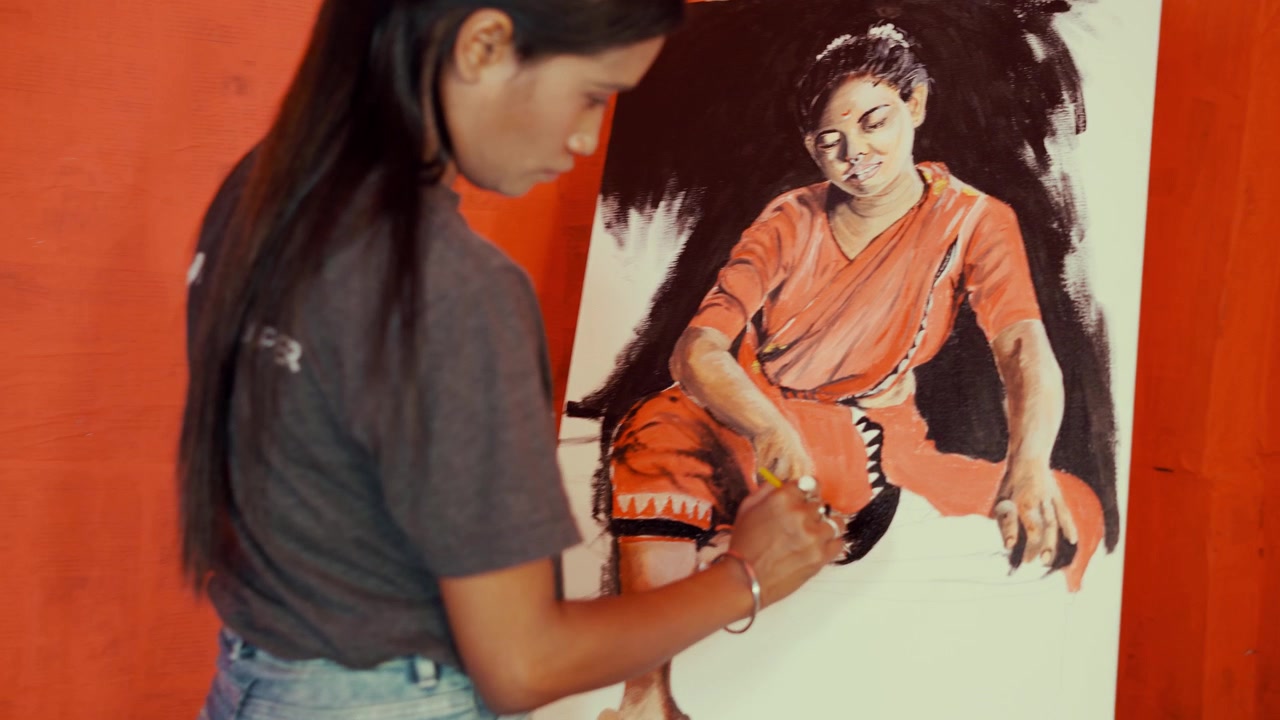 Giovane donna asiatica creativa che si diverte con pittura e pennello, inquadratura ravvicinata
